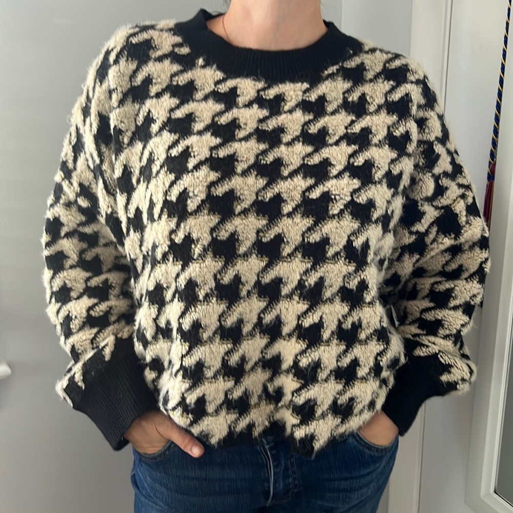 Sweater with houndstooth print.